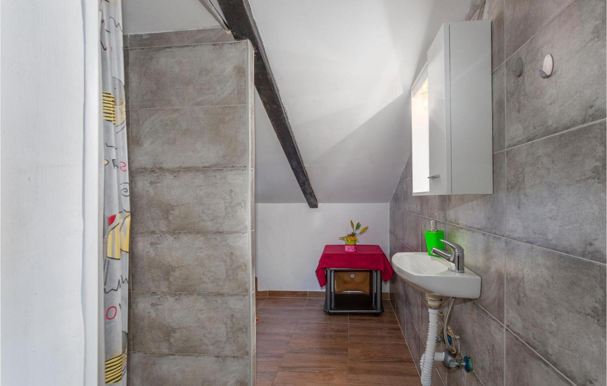 2 Bedroom Amazing Apartment In Njivice Dış mekan fotoğraf